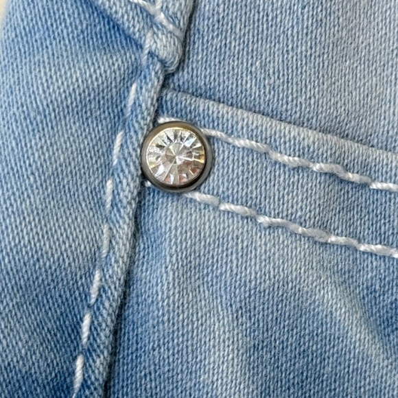 Amethyst Body Con Low Rise Light Wash Cropped Capri Soft Denim Skinny Jeans - Picture 7 of 13